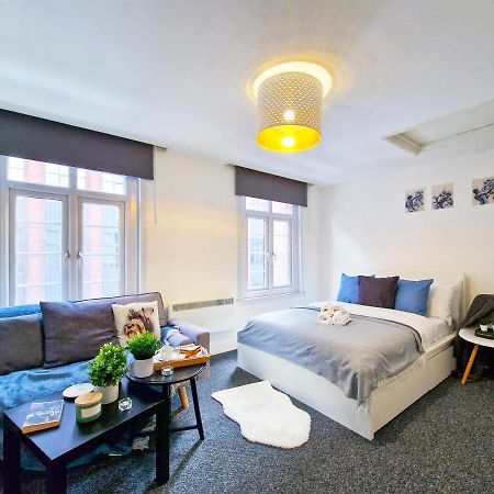 Spacious Room With Sofa Londres Extérieur photo